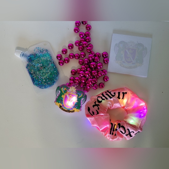 Mardi Gras Krewe Of Excalibur 2024 Lot Of 4 Throws Lightup Scrunchie, Post-Its - Picture 2 of 3
